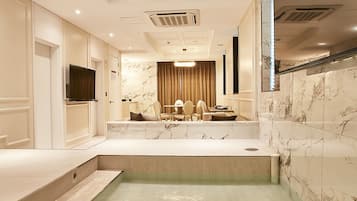 WANTED Suite | ๊ฑฐ์ค ๊ณต๊ฐ | ํ๋ฉด TV