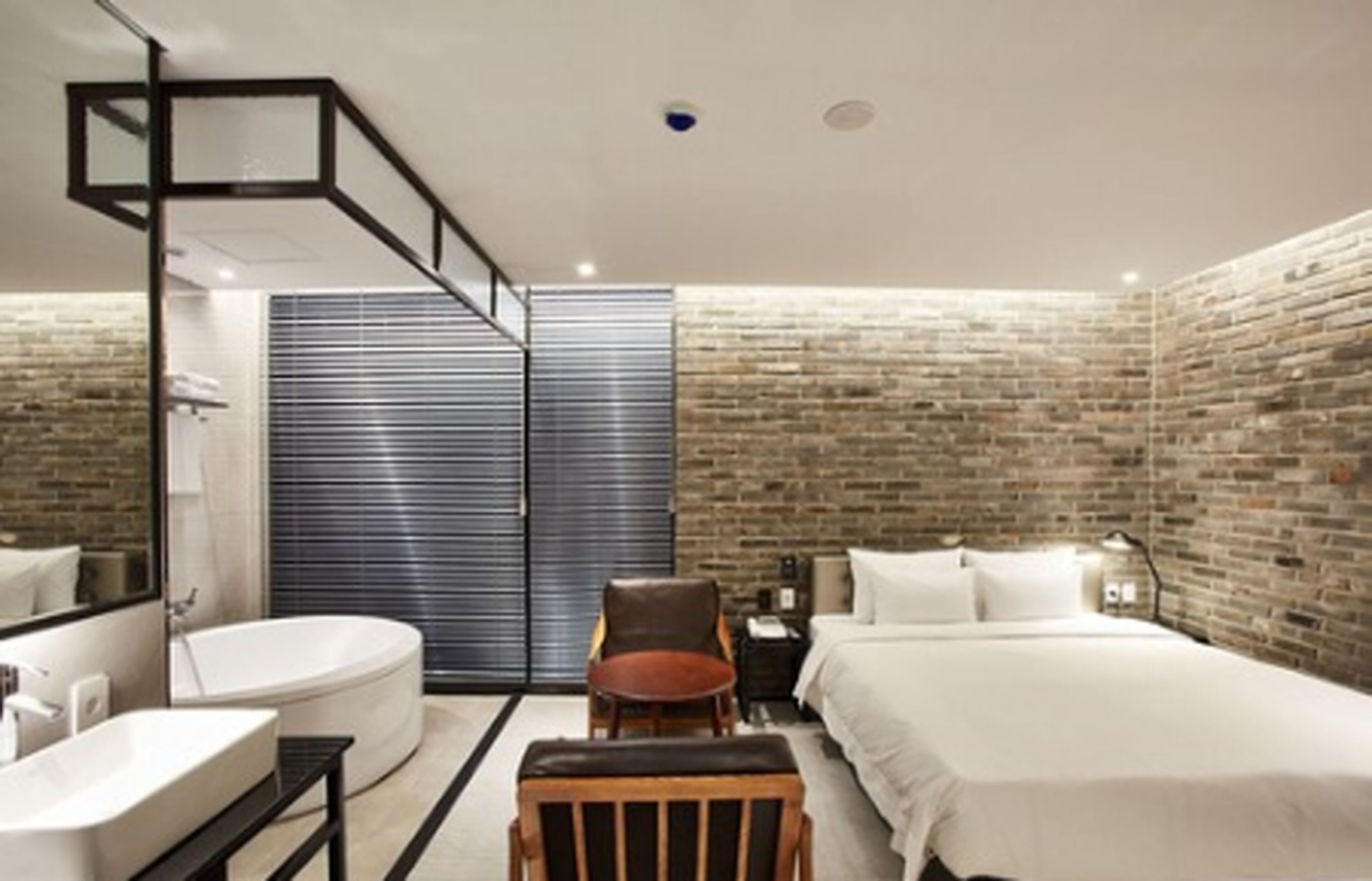 deluxe room, terrace | in-room safe, individually decorated, individually furnished, desk