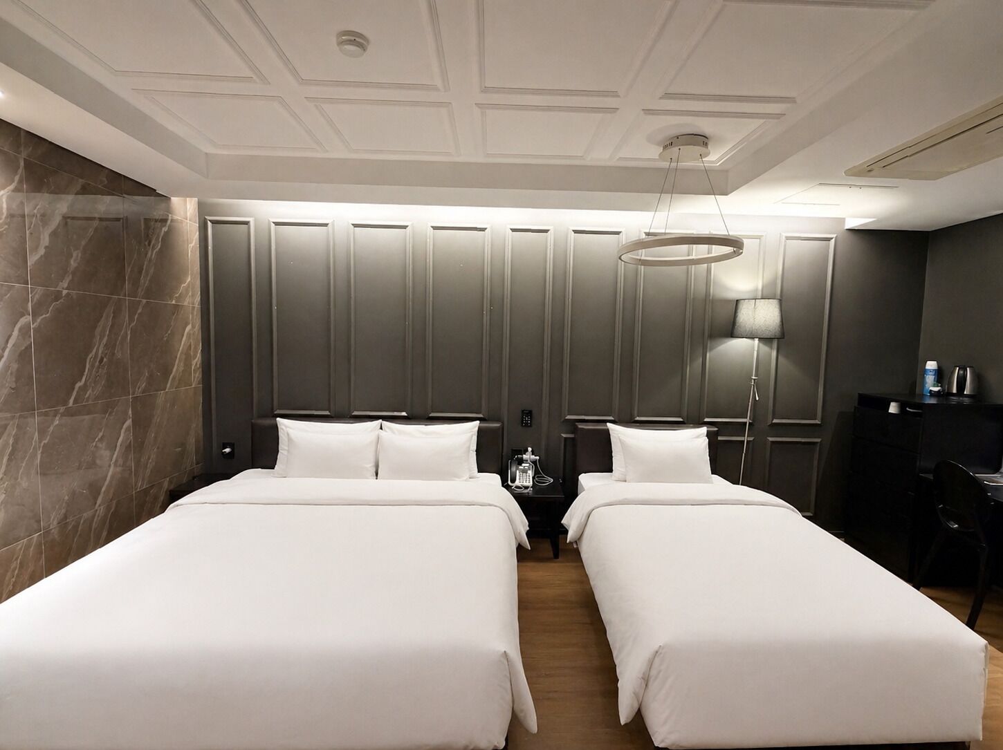 Deluxe Twin Room (Black) | In-room safe, individually decorated, individually furnished, desk