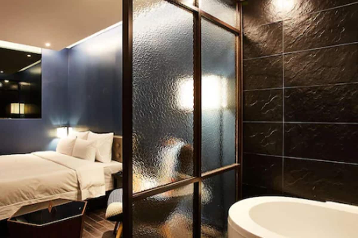 in-room safe, individually decorated, individually furnished, desk