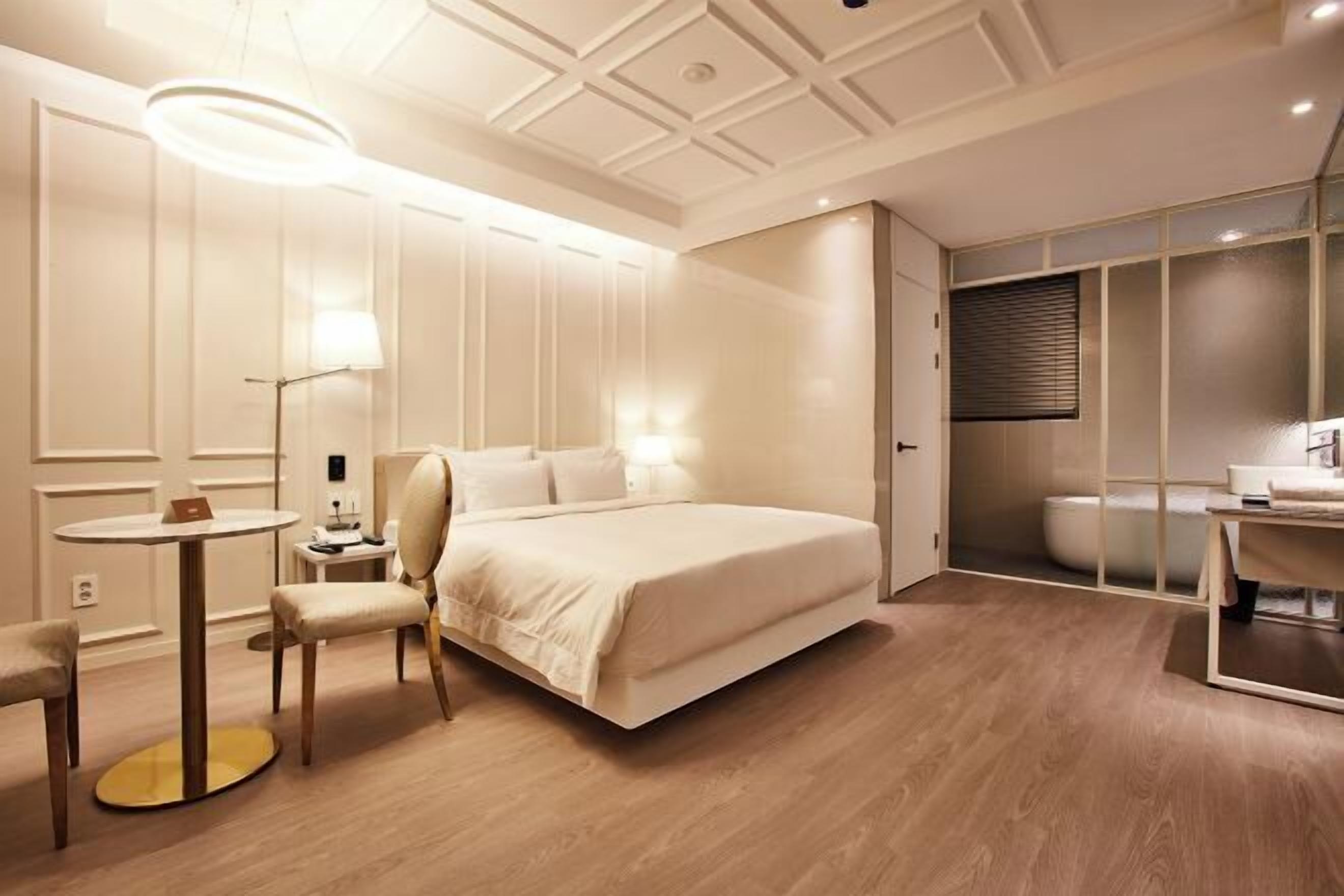 خزنة داخل الغرفة وبديكورات فريدة لكل غرفة وطراز فريد لكل وحدة ومكتب