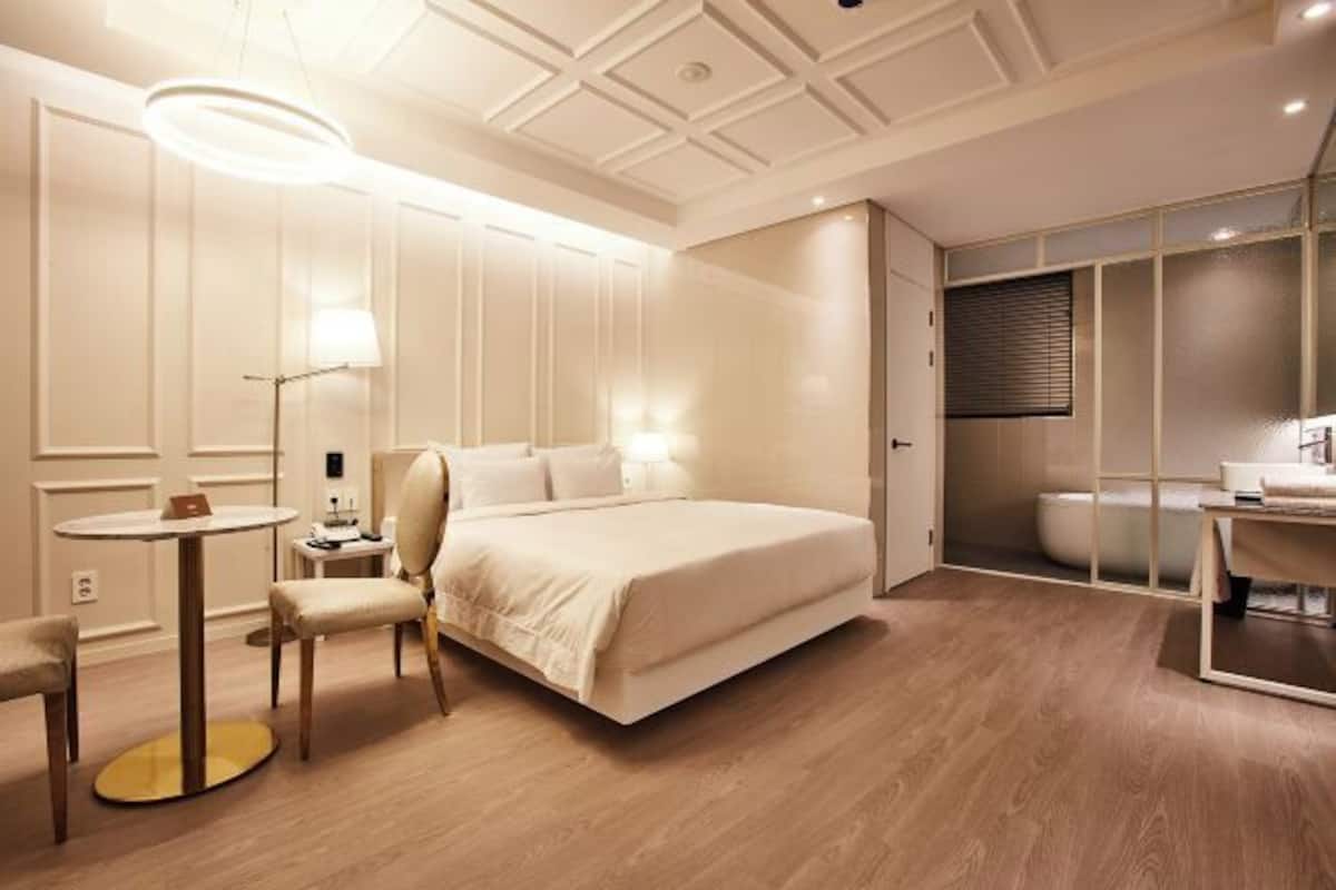 In-room safe, individually decorated, individually furnished, desk