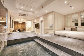 WANTED Suite | Area soggiorno | TV a schermo piatto