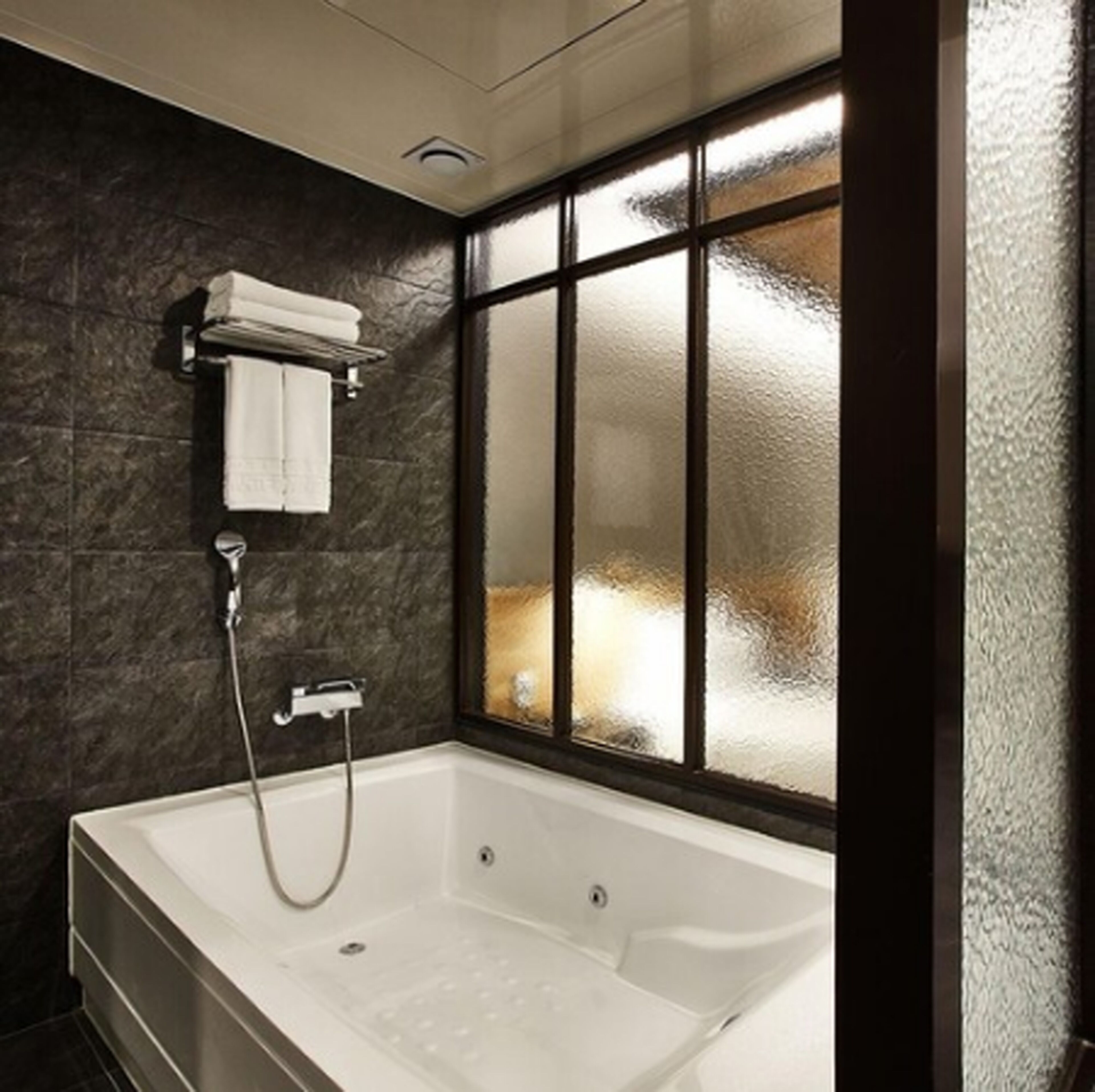 family twin room | deep-soaking bathtub