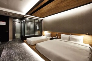 Kamar Twin Keluarga | Brankas dan didekorasi berbeda-beda