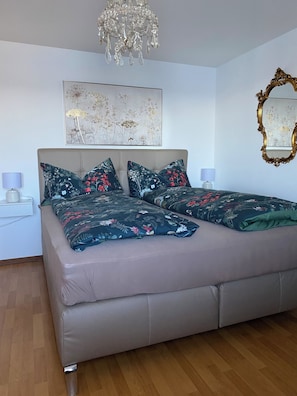 1 habitación, tabla de planchar con plancha, wifi gratis y ropa de cama
