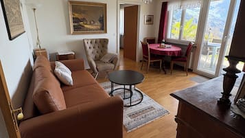 Smart-TV, DVD-Player, Bücher, Stereoanlage