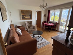 Smart-TV, DVD-Player, Bücher, Stereoanlage