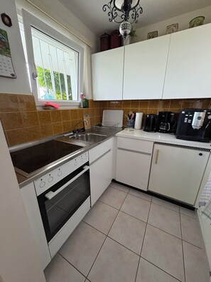 Køleskab, mikrobølgeovn, ovn, kogeplade