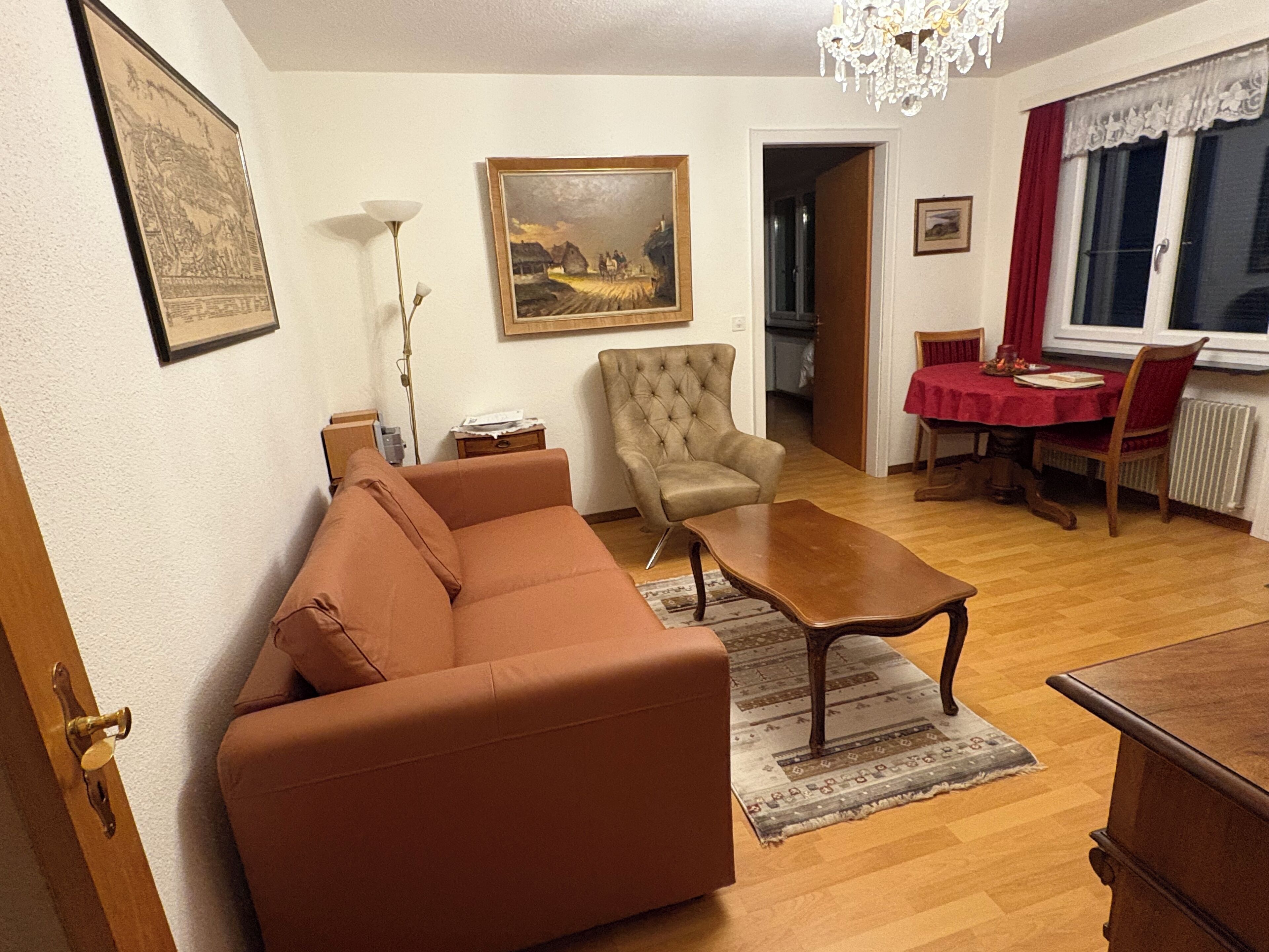 Una Smart TV, un reproductor de DVD, libros, un reproductor estéreo