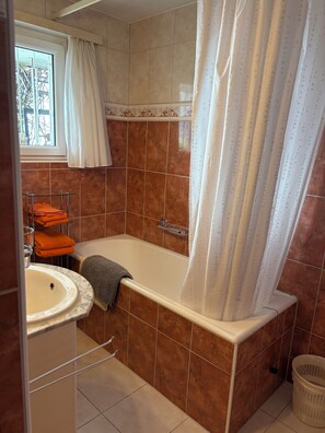 Ensemble douche/baignoire, sĂšche-cheveux, serviettes fournies