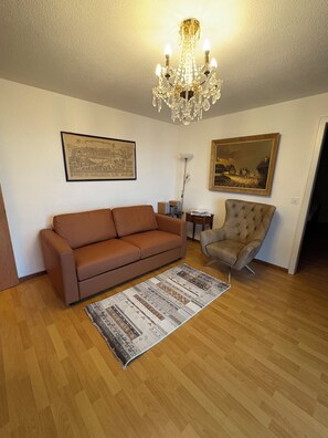 Smart-tv, dvd-afspiller, bøger, stereoanlæg