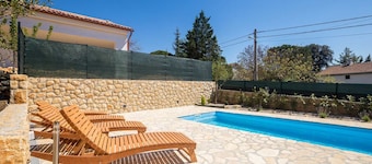 Feriehus  med fælles pool i Pinezici, Island Krk, Kroatien med plads til 6 personer