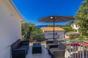 Property grounds - Holiday house MICHAEL with shared pool and private jacuzzi (Pinezići)