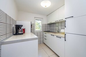 Kylskåp, ugn, spishäll och kaffe- och tebryggare