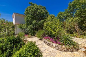 Property grounds - Holiday house MICHAEL with shared pool and private jacuzzi (Pinezići)