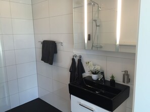 Haartrockner, Handtücher, Toilettenpapier
