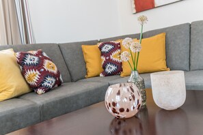 TV - Vacation home on Lake Wörthersee in Pörtschach, garden, terrace, private lake access (Pörtschach)