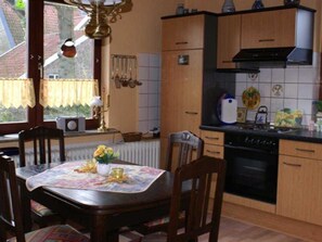 Køleskab, mikrobølgeovn, ovn, højstol