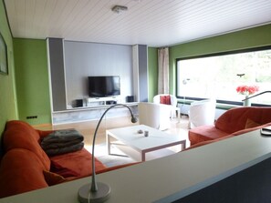 Smart TV, reproductor de DVD, futbolito y libros