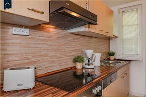 Kühlschrank, Mikrowelle, Ofen, Herdplatte