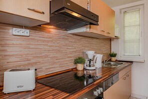 Frigorífico, microondas, horno y placa de cocina