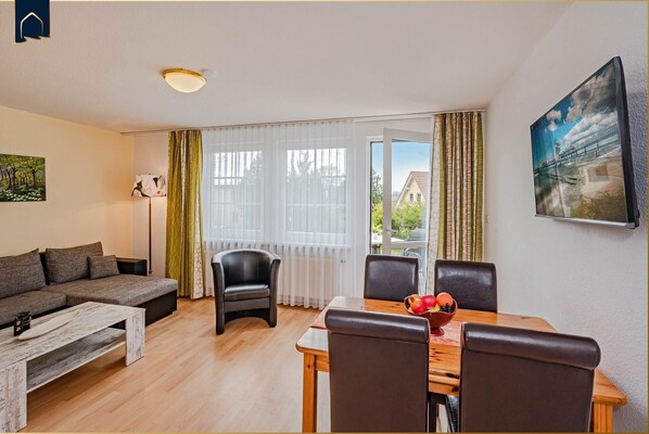 Una televisión, un reproductor estéreo