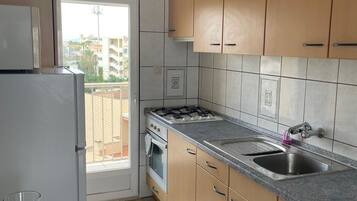 Een koelkast, een oven, een kookplaat, een koffiezetapparaat/waterkoker