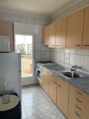 Een koelkast, een oven, een kookplaat, een koffiezetapparaat/waterkoker