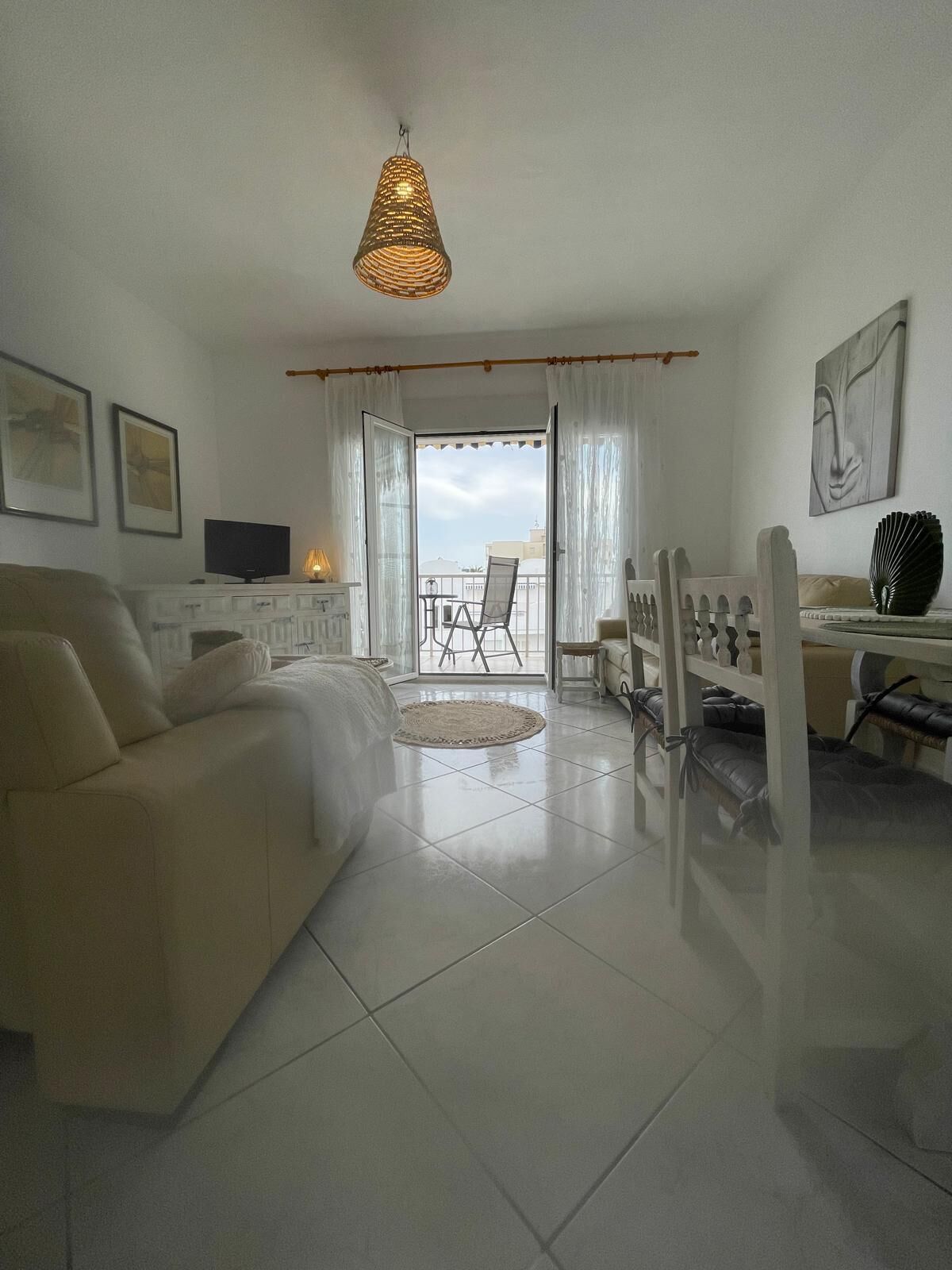 Una televisión, un reproductor estéreo