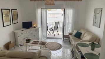 Een televisie en een stereo