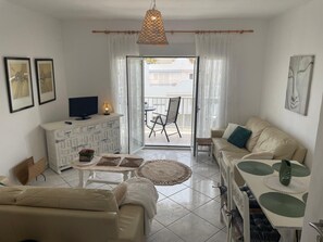 Een televisie en een stereo