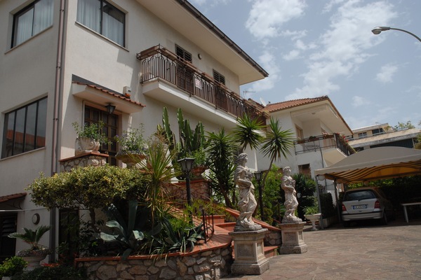 Villa Lidia, hübsche Wohnung im Erdgeschoss privater aussen Sitzplatz  Parkplatz