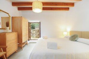 5 bedrooms, in-room safe, iron/ironing board, travel crib - Finca Lourdes, quiet location, pool, air conditioning, 5 bedrooms, 5 bathrooms (Pollença)