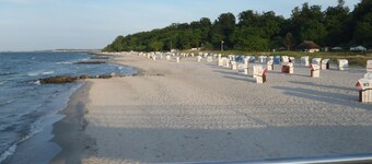 Large sunny Arpartment for 4 persons with balcony, Nature view, play street