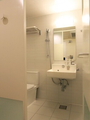 Dusche, kostenlose Toilettenartikel, Haartrockner, Hausschuhe