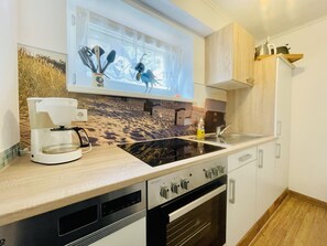 Geladeira, micro-ondas, cooktop, lava-louças