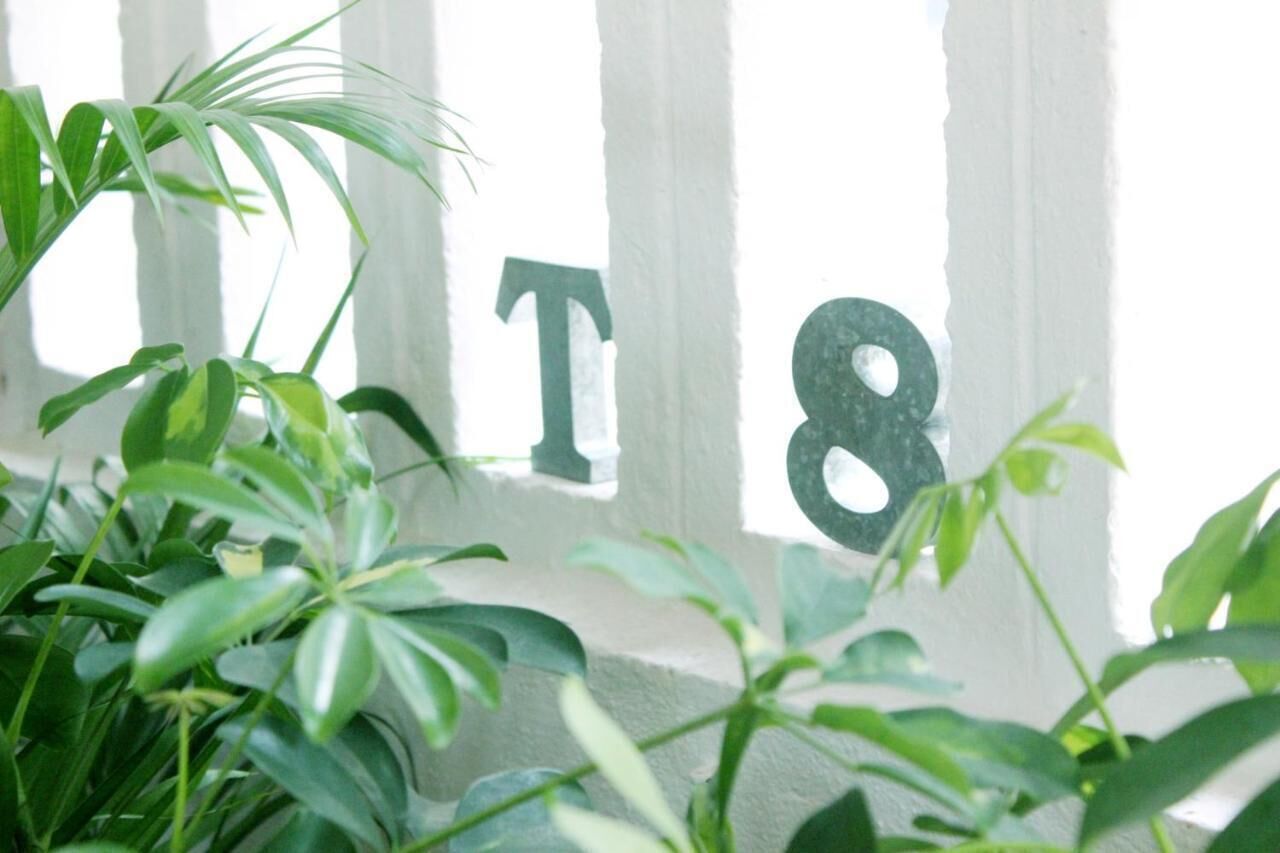 Un recinto bianco con le lettere 'T8' di colore scuro.