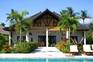Outdoor pool - Authentic Beachvilla with cook, private pool, staff and lush tropical garden (Seririt)