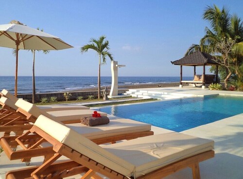 Authentic Beachvilla with cook, private pool, staff and lush tropical garden