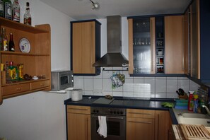 Kjøleskap, mikrobølgeovn, ovn og kokeplater