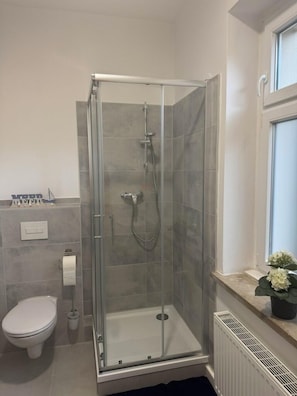 Combined shower/tub, hair dryer, towels, soap - 8 min to the city, apartment for up to 7 people, 5 rooms-100², 2 bathrooms (Leipzig)