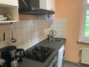Een koelkast, een kookplaat, een vaatwasser