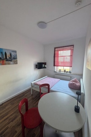 4 bedrooms, soundproofing, iron/ironing board, free WiFi - 8 min to the city, apartment for up to 7 people, 5 rooms-100², 2 bathrooms (Leipzig)
