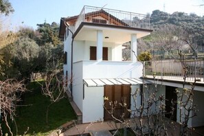 Exterior - New beautiful villa, close to the sandy beach. Large terrace. Garden. (Pietrasanta)