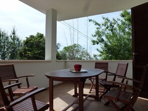 Outdoor dining - New beautiful villa, close to the sandy beach. Large terrace. Garden. (Pietrasanta)