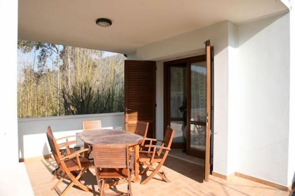 Outdoor dining - New beautiful villa, close to the sandy beach. Large terrace. Garden. (Pietrasanta)