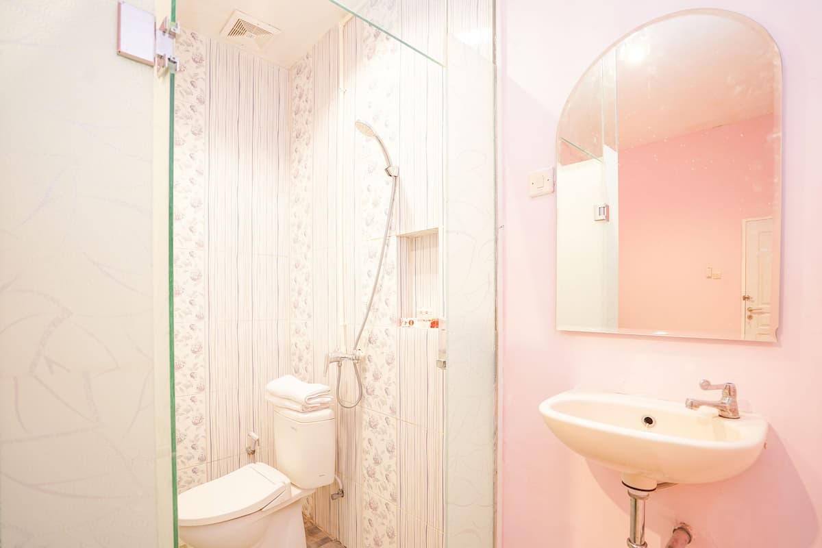 deluxe double room | bathroom | shower