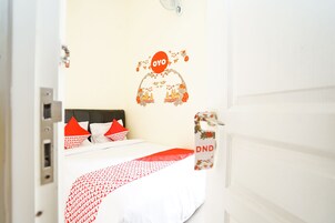 Escritorio, sistema de insonorización, wifi gratis y ropa de cama
