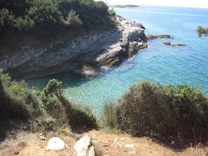 A coastal landscape with rocky cliffs and clear blue sea. - holiday apartment, near the beach, air condition, animals welcome (Liznjan)